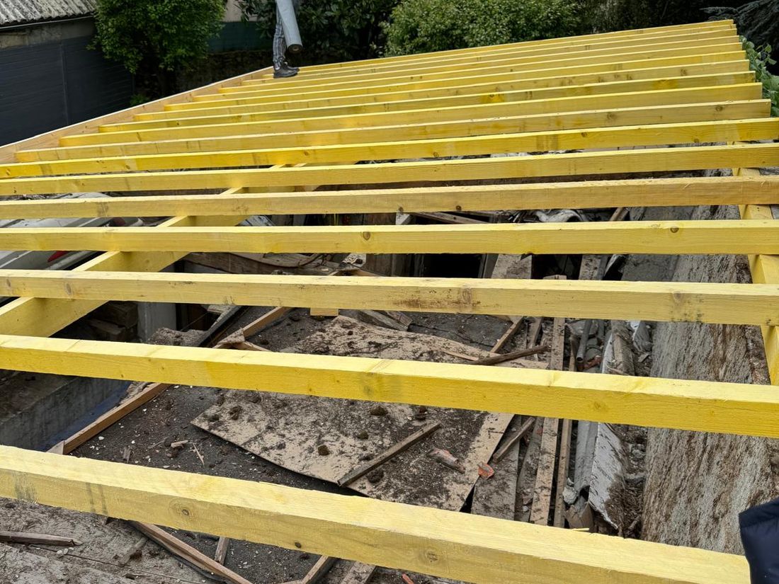 Chevrons neufs posés sur toute la longueur du versant