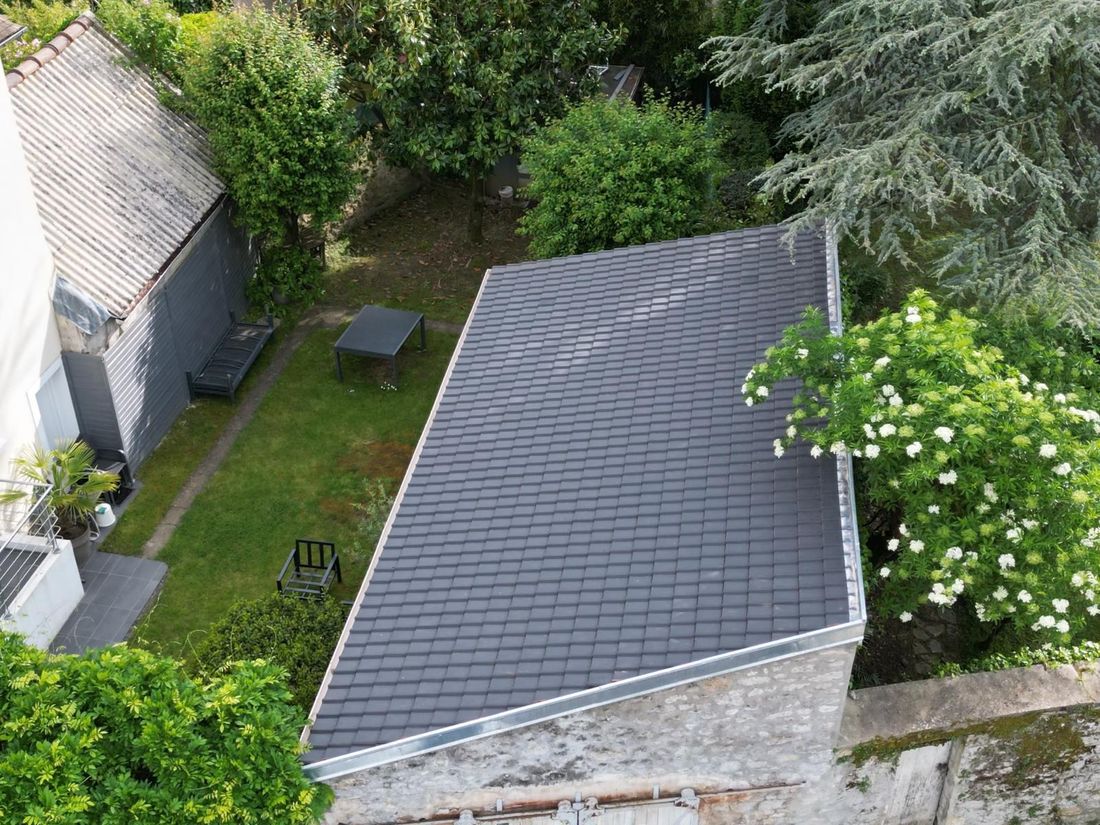 La toiture terminée vue du ciel à Villepreux