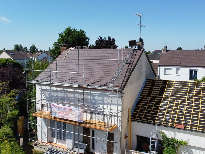 Échafaudage et toiture en cours de réfection à Émancé