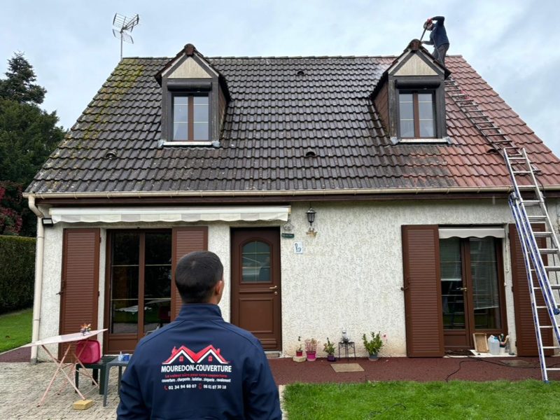 Couvreur devant le chantier au Perray-en-Yvelines