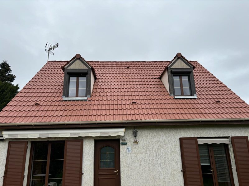 Maison aux Essarts-le-Roi après nettoyage et mise en peinture de la toiture