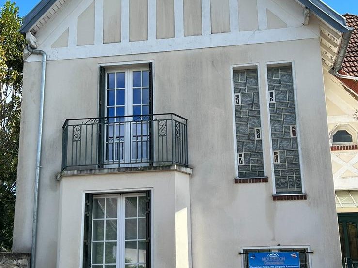 Pignon et faîtage de la maison à Orphin