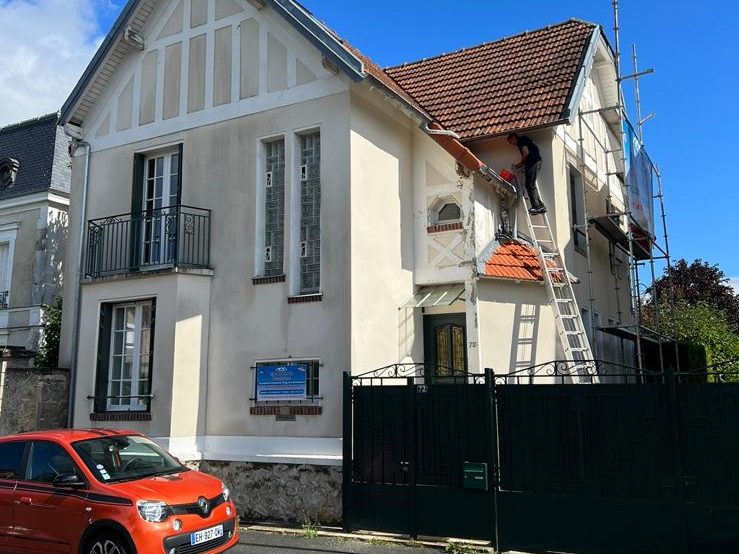 Maison d'Orphin, toiture et faîtage terminés