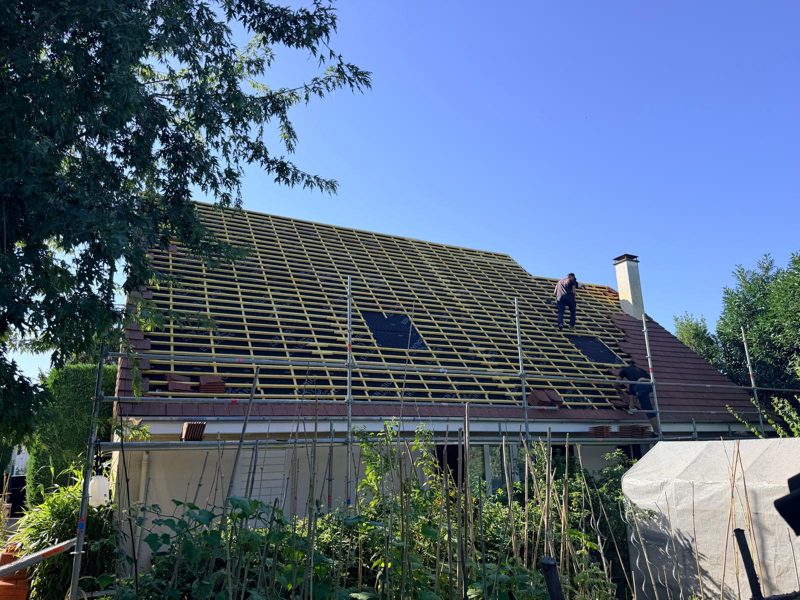Toiture déposée et charpente mise à nu à Rambouillet