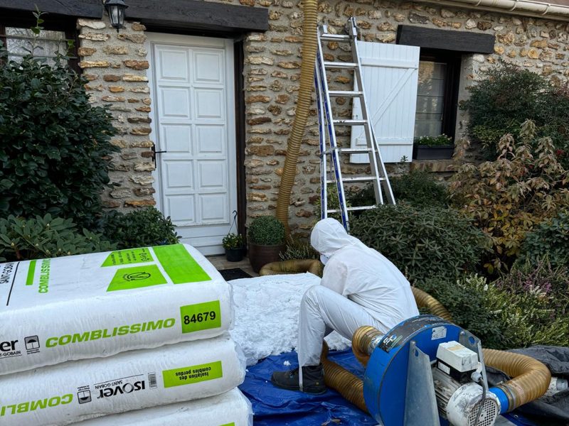 Machine à souffler et sacs d'isolant sur un chantier à Rambouillet