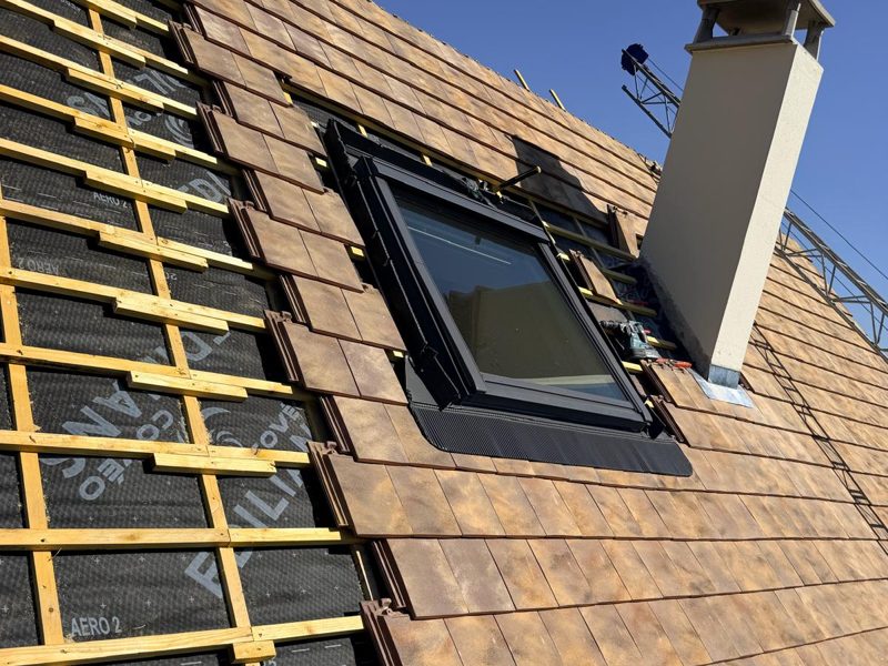 Liteaunage neuf et fenêtre de toit sur un chantier à Rochefort-en-Yvelines